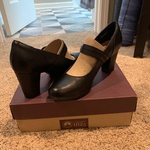 Clarks size 9 Brynn Posey pumps